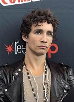 The Intriguing World of Robert Sheehan’s Relationships